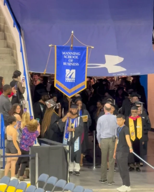 #umasslowell 
#graduationceremony🎓 
#commencement2025 

卒業式1️⃣
会場入りした瞬間、想像以上のスケールに圧倒され
一気にテンション上がり↗︎↗︎🌟
これまでの全てが報われたー！と思いました。
🥹🥹

※UMASS Tシャツには
背中に卒業生全員の名前が書かれています💙

※卒業式のガウンとキャップ🎓被ったワンちゃん🩵
リードには、「ぼくのママは博士号！」