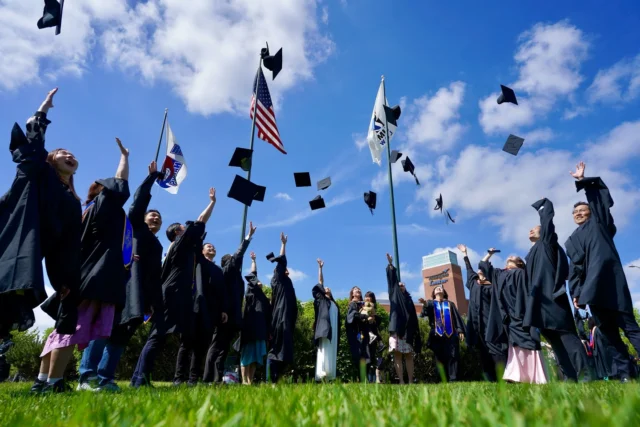 #umasslowell 
#graduationceremony 
#commencement2025🎓 

卒業式2️⃣
“Today is a milestone.
Don’t shrink to fit the roomーexpand it.”

98カ国から4447名の卒業生が参加していました。

GO MOM!!!のボードを持った子どもたちが可愛かった🩷ママは、Doctralで名前を呼ばれていました。３人の小さな子どもたちを育てながら、ずっと頑張ってきたんだろうな。｡°(°.// ^ \\°)°｡ｼﾞｰﾝ♡