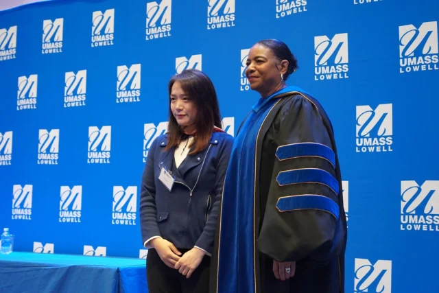 卒業式イベント2️⃣
🌟Graduate Hooding Ceremony🌟

🎓フーディングセレモニーとは：
教職員や保護者などが、卒業生にフード（垂れ布）をかけて、卒業を祝う儀式。

📍目的：
卒業を祝い、卒業生への祝福や今後の活躍を祈るという意味が込められている。

💫具体的な流れ:
卒業生が一人ずつ壇上に上がり、名前を呼ばれた後、フードをかけられる。

#hoodingceremony 
#manningschoolofbusiness